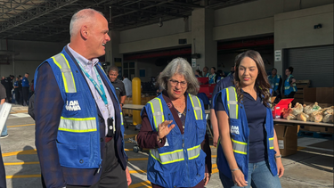 La comisionada del Distrito 6 de Miami-Dade, Natalie Milian Orbis, junto a la alcaldesa Daniella Levine Cava y el director de MIA Ralph Cutie.&nbsp;