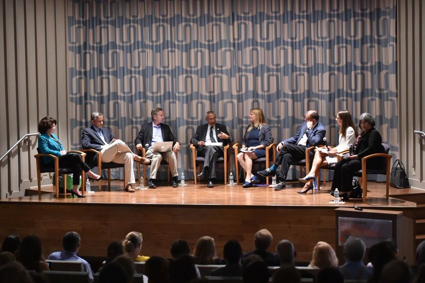 De izquierda a derecha; alcaldesa Cindy Lerner; Doug Coward; Richard Wiles; John Podesta; Susan Glickman; Benjamin Kirtman; Jenniffer Jurado y comisionado Daniella Levine Cava.