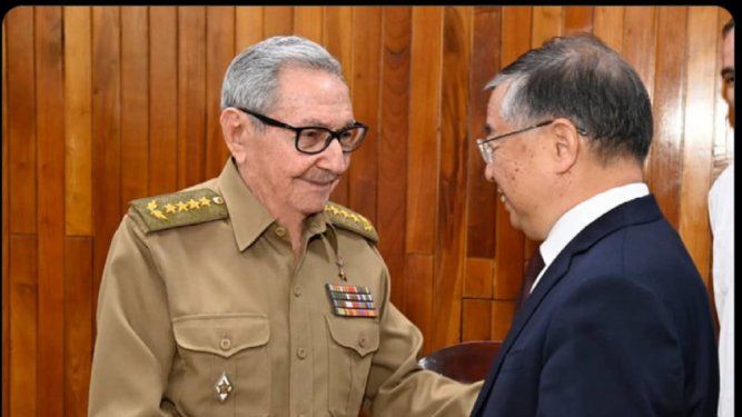 &nbsp;Raúl Castro Ruz recibió a Li Shulei, miembro del Buró Político y del Secretariado y jefe del Departamento de Propaganda del Comité Central del Partido Comunista de China.