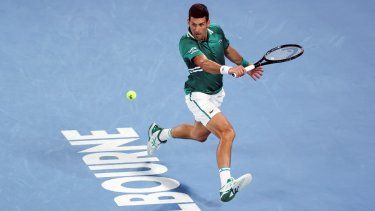 El serbio Novak Djokovic hace una devolución al alemán Alexander Zverev durante un partido de cuartos de final del Abierto de Australia, el 16 de febrero de 2021