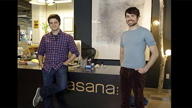 Fotografía de archivo muestra a Dustin Moskovitz y Justin Rosenstein, cofundadores de Asana, en la sede de la compañía en San Francisco. (AP)
