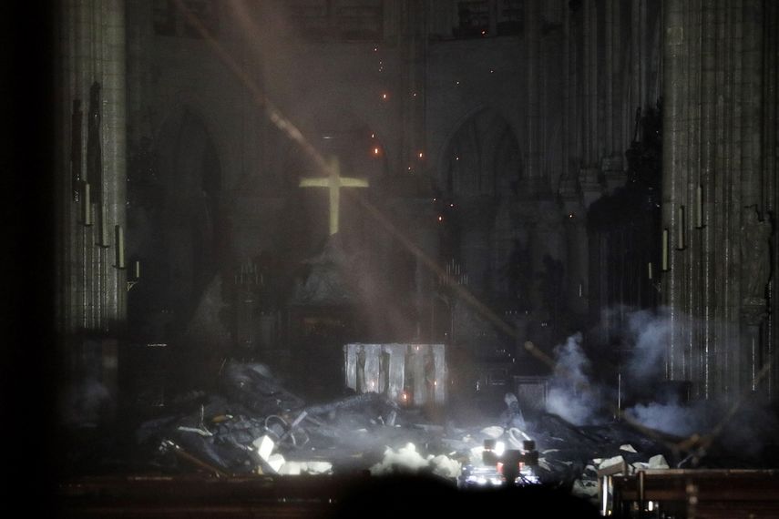 Vista interior de la catedral de Notre Dame de París, Francia, severamente afectada este lunes 15 de abril de 2019 por un voraz incendio.