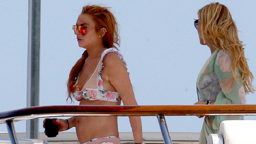 Lindsay Lohan y una amiga durante su paseo en yate. (PEOPLE).