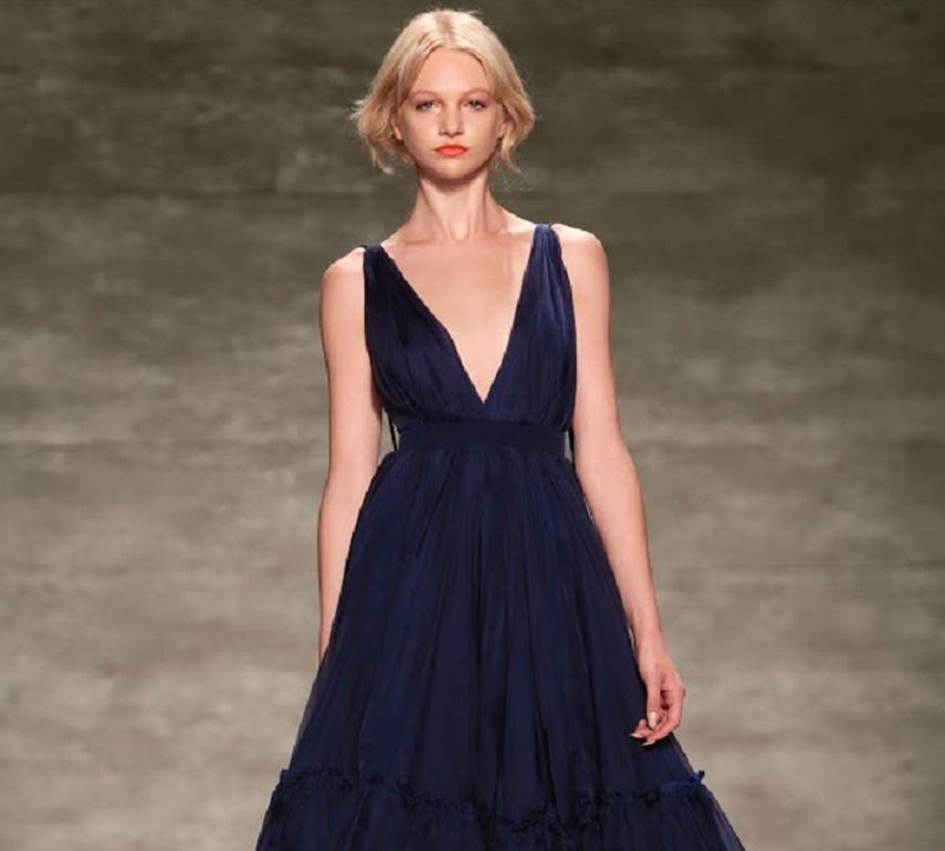 Una modelo desfila uno de los vestidos que serán mostrados. (CORTESÍA).