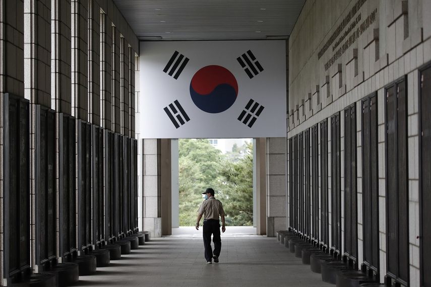 Un hombre, con mascarilla para protegerse del nuevo coronavirus, camina por entre los nombres de los soldados estadounidenses y de la ONU muertos en la Guerra de Corea, en el memorial de la Guerra de Corea, en Se&uacute;l, el 25 de junio de 2020.&nbsp;