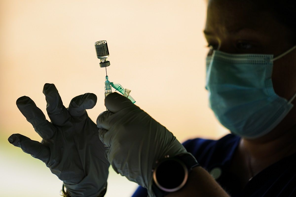 En esta foto del 14 de septiembre del 2021, una trabajadora de salud prepara una jeringuilla con la vacuna de Pfizer para el COVID-19 en Reading, Pensilvania. En esta foto del 14 de septiembre del 2021, una trabajadora de salud prepara una jeringuilla con la vacuna de Pfizer para el COVID-19 en Reading, Pensilvania.