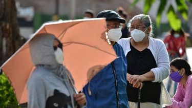 La gente hace cola en el nuevo Centro C&iacute;vico del Gobierno (CCG) habilitado por el gobierno hondure&ntilde;o para atender a las personas sospechosas de estar infectadas con el nuevo coronavirus COVID-19, en Tegucigalpa, el 13 de julio de 2020.