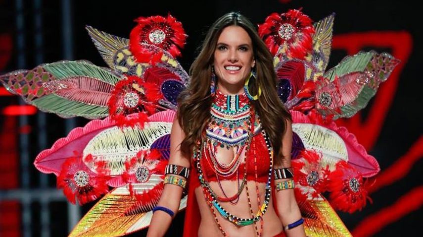 El desfile de moda, retransmitido por televisión en 190 países y seguido por unas 800 millones de personas, destaca por la espectacularidad de su presentación.