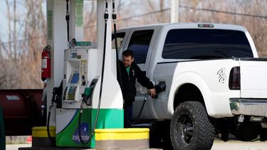 Un hombre llena su tanque en una gasolinera en Rolling Meadows, Illinois, el viernes 1 de abril de 2022.&nbsp; &nbsp;
