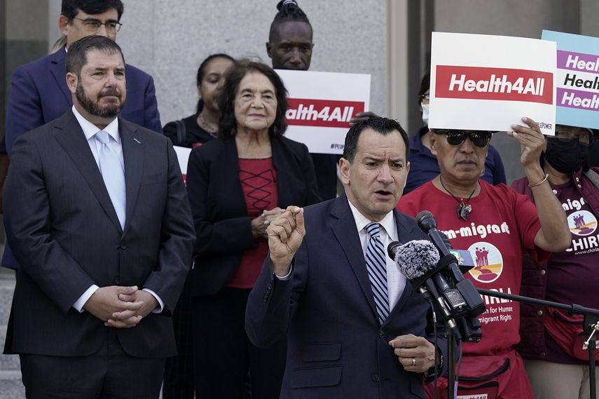 El presidente de la Asamblea de California, el demócrata Anthony Rendon, expresa su apoyo a la atención médica para todos los inmigrantes de bajos ingresos que viven sin permiso en Estados Unidos, durante un acto en el Capitolio estatal el miércoles 29 de junio de 2022, en Sacramento, California.&nbsp;