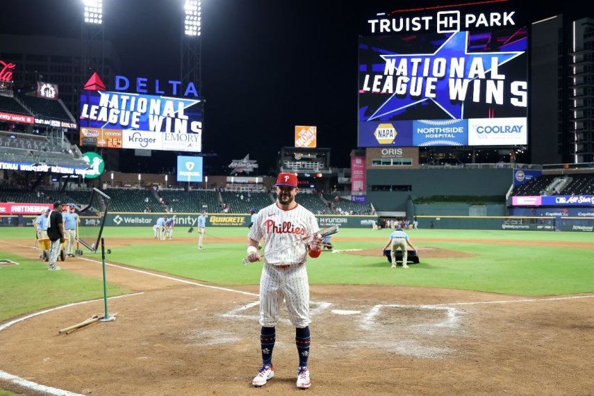 Kyle Schwarber #12 de los Filis de Filadelfia celebra tras ganar el premio al Jugador Más Valioso del Juego de Estrellas de la MLB en el Truist Park el 15 de julio de 2025 en Atlanta, Georgia.&nbsp;