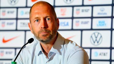 El seleccionador de Estados Unidos Gregg Berhalter responde preguntas en conferencia de prensa durante la presentación en su retorno el viernes 16 de junio del 2023. 