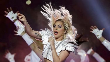 Gaga encabezó el espectáculo de medio tiempo del Super Bowl en 2017, un año después de interpretar el himno nacional en el Super Bowl 50 .