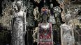 Esta fotografía muestra las creaciones de la casa de moda de lujo italiana Dolce & Gabbana en la sala Arte y artesanía del trabajo del vidrio durante la presentación previa para la prensa de la exposición Del corazón a la mano: Dolce&Gabbana en el Grand Palais de París el 9 de enero de 2025.