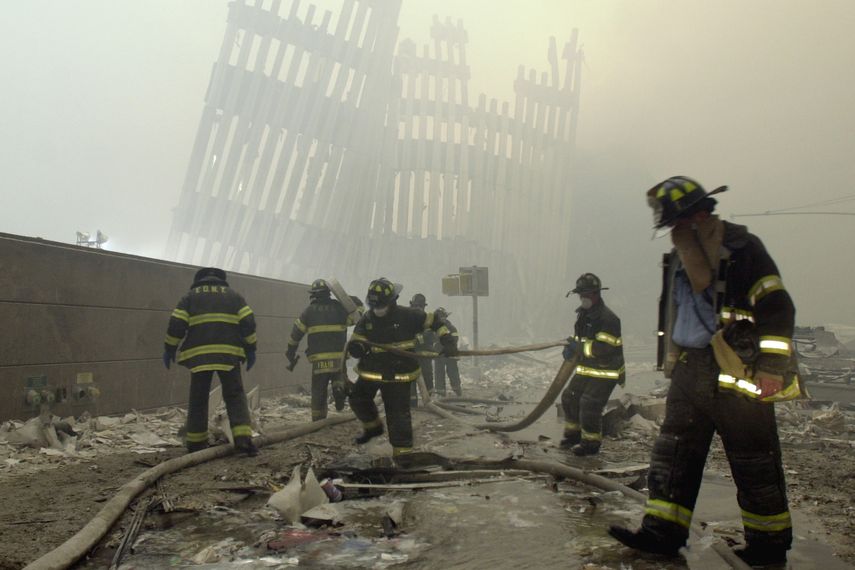 Imagen de archivo que recoge parte de la destrucción de las Torres Gemelas, en Nueva York, el 11 de septiembre de 2001.