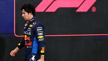 El mexicano Sergio Checo Pérez, en ese entonces de Red Bull, camina hacia el garaje previo al Gran Premio de Abu Dabi, el 7 de diciembre de 2024.