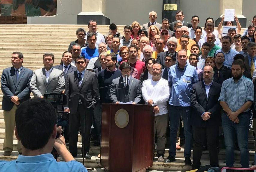 El primer vicepresidente del Parlamento, Freddy Guevara, desde el Palacio Federal Legislativo, anunció que la Cámara iniciará el proceso de destitución de los juristas del máximo tribunal el próximo martes.