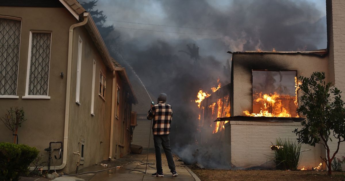 Incendio forestal se propaga en Los Ángeles entre miles de evacuados
