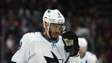El ala izquierda de los San Jose Sharks, Evander Kane, se limpia la visera durante el primer período de un juego de hockey de la NHL contra los Coyotes de Arizona el martes 14 de enero de 2020 en Glendale, Arizona. Los Coyotes derrotaron a los Sharks 6-3.&nbsp;
