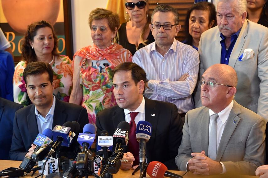 Los congresitas republicanos Carlos Curbelo (izq) y Marco Rubio, en compañía de activista del Centro Democrático del expresidente Alvaro Uribe, &nbsp;durante la rueda de prensa celebrada en el restaurante Mondongos en Doral