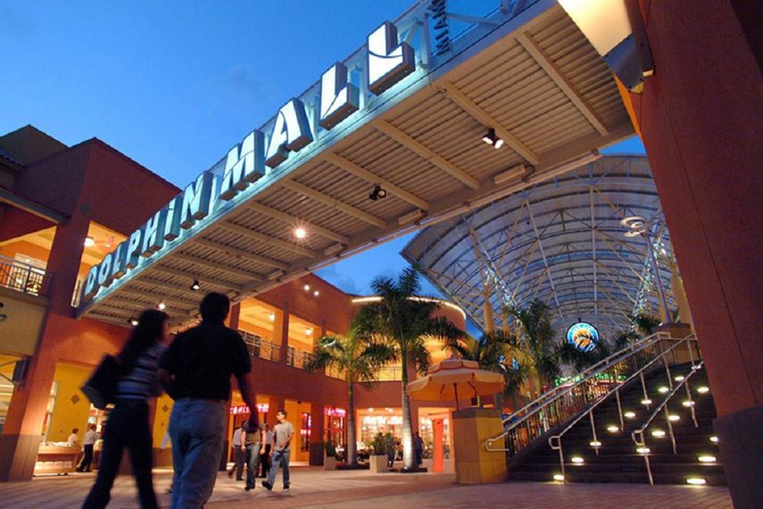 Fachada del reconocido centro de compras Dolphin Mall.
