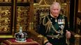 El príncipe Carlos sentado junto a la corona de la reina durante la apertura del Parlamento, en el Palacio de Westminster, en Londres, el 10 de mayo de 2022.&nbsp;