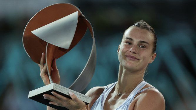 La bielorrusa Aryna Sabalenka levanta el trofeo del Torneo de Madrid, tras derrotar a la número 1 del mundo, la polaca Iga Swiatek.