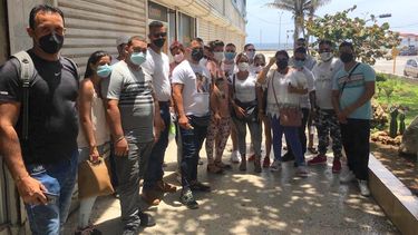 Cubanos con boletos para viajar ante la sede del Instituto de Aeronáutica de Civil de Cuba, en La Habana.&nbsp;