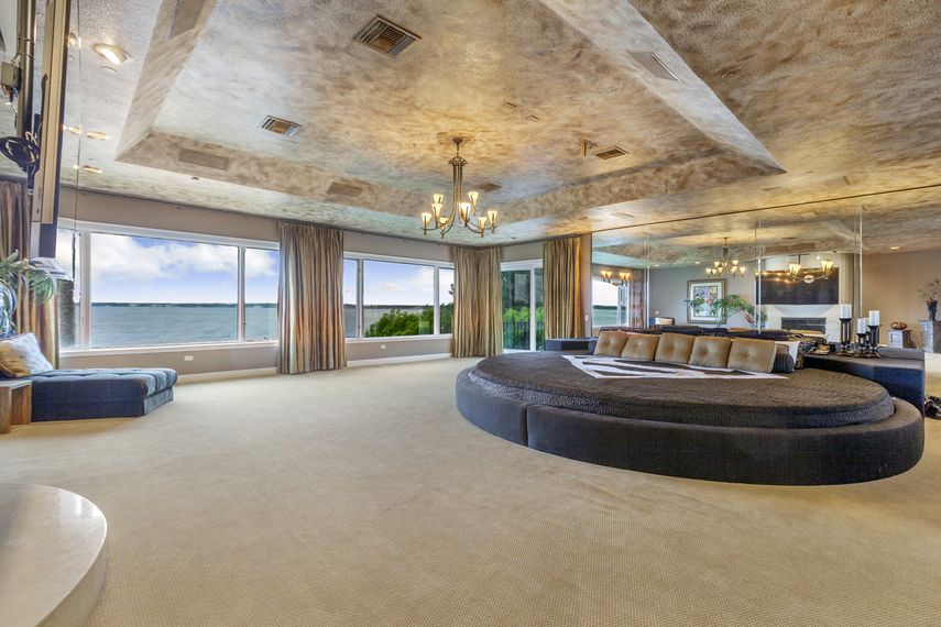 Habitaci&oacute;n m&aacute;ster de la mega mansi&oacute;n de la leyenda del B&aacute;squet, Shaquille ONeal.