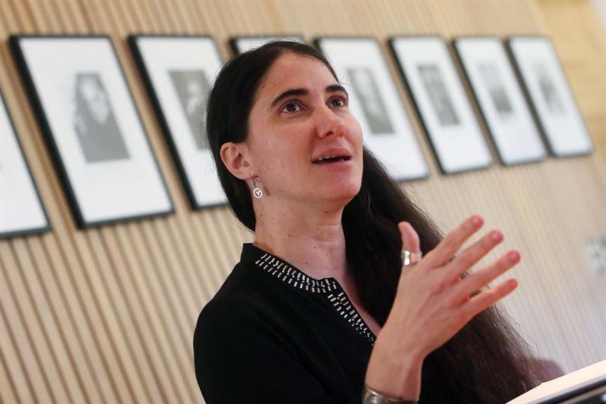 La bloguera y periodista cubana Yoani Sánchez es vista el miércoles 22 de abril de 2015, durante una rueda de prensa en Santiago de Chile (Chile). En su primera visita a este país, se reunirá con vez con jóvenes de la Universidad Adolfo Ibáñez en Santi