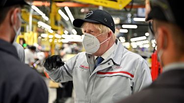 El primer ministro de Gran Bretaña Boris Johnson durante su visita a la planta de Nissan en Sunderland, Inglaterra.
