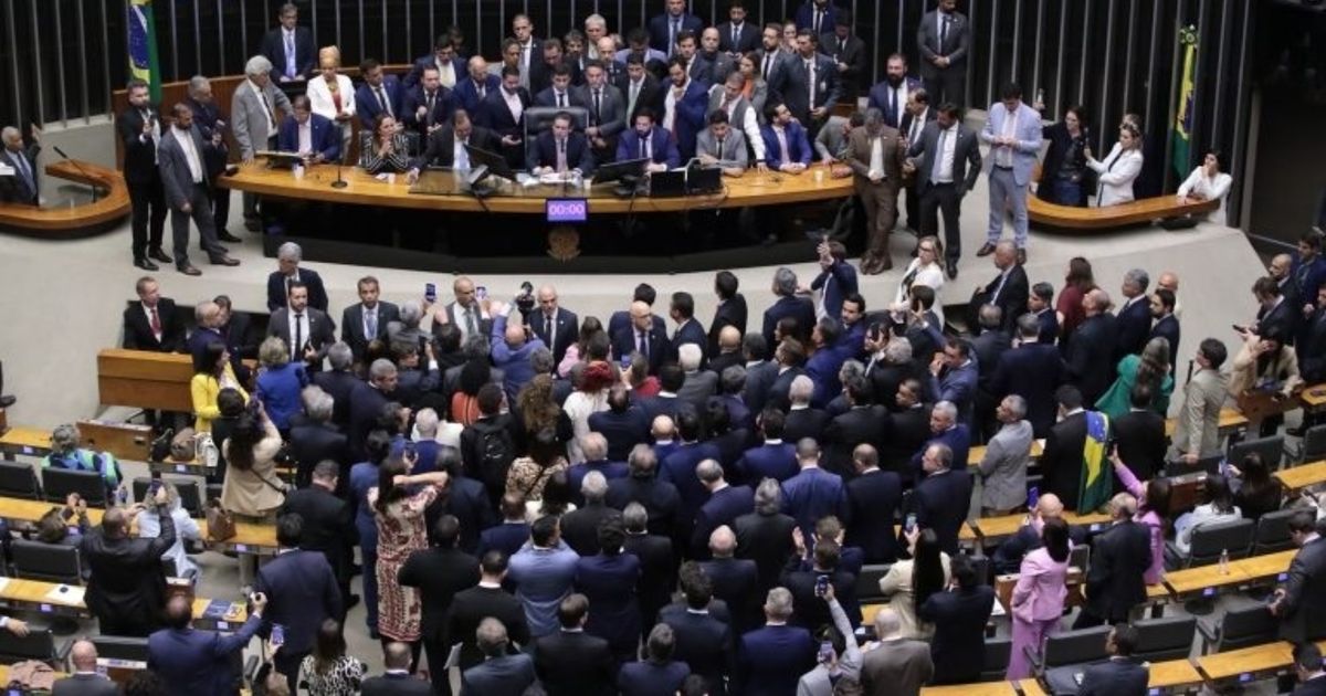 Congreso de Brasil abre sesión luego de bloqueo de 30 horas contra arresto domiciliario de Bolsonaro