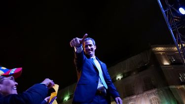 El presidente encargado de Venezuela, Juan Guaidó, saluda a los asistentes. 