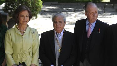 En esta foto tomada el 23 de abril de 2009, la Reina Sof&iacute;a de Espa&ntilde;a, galardonada con el escritor espa&ntilde;ol Juan Marsella y el Rey espa&ntilde;ol Juan Carlos, posan en la Universidad de Alcal&aacute; de Henares el 23 de abril de 2009 despu&eacute;s de asistir al premio Cervantes ceremonia. El novelista espa&ntilde;ol Juan Marsel, de 87 a&ntilde;os, muri&oacute; el 18 de julio de 2020 en Barcelona.&nbsp;