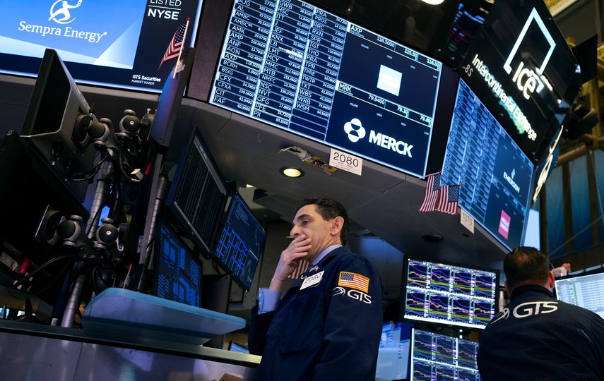 El corredor burs&aacute;til Peter Mazza examina acciones en la Bolsa de Valores de Nueva York. &nbsp;