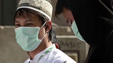 Peregrinos musulmanes con tapabocas para evitar contagiarse de la enfermedad respiratoria MERS en la ciudad sagrada de La Meca, en Arabia Saudita. (AP)