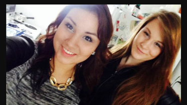 Cheyenne Antoine (izq)&nbsp; y Brittney Gargol (der) se tomaron una selfie antes de salir a celebrar. Esta imagen ayudó a la Policía a descubrir a la asesina.&nbsp;