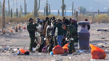 Personal de la Patrulla Fronteriza y del Servicio de Aduanas y Protección Fronteriza de Estados Unidos ayuda a unos migrantes en Lukeville, Arizona.