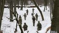 Miembros de las unidades militares de voluntarios de Ucrania entrenan en un parque urbano de Kiev, Ucrania, el sábado 22 de enero de 2022. 