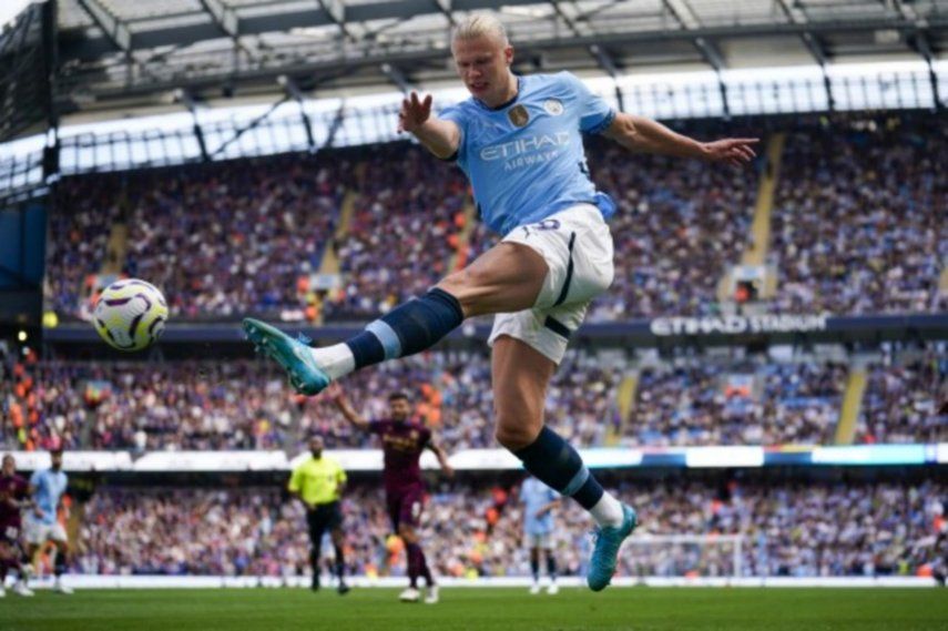 Erling Haaland, del Manchester City, patea el balón durante el partido de fútbol de la Premier League inglesa entre el Manchester City y el Ipswich Town en el Etihad Stadium de Manchester, Inglaterra, el sábado 24 de agosto de 2024. Erling Haaland, del Manchester City, patea el balón durante el partido de fútbol de la Premier League inglesa entre el Manchester City y el Ipswich Town en el Etihad Stadium de Manchester, Inglaterra, el sábado 24 de agosto de 2024.