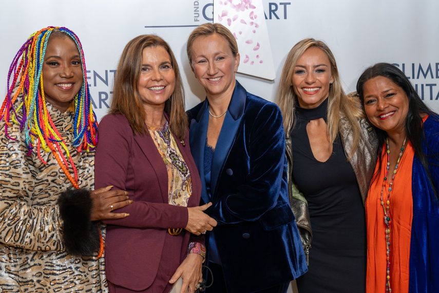 La empresaria española Cristina Cabañas Rodríguez junto a otras personalidades, como la artista cubana Lucrecia.