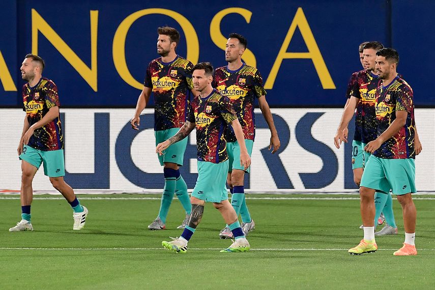Jugadores del Barcelona calientan previo a un partido de LaLiga tras el par&oacute;n por el coronavirus