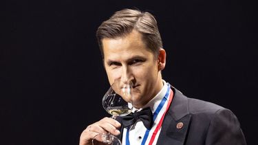 El letón Raymonds Tomsons posa después de ganar el concurso Mejor Sumiller del Mundo 2023 en el La Defense Arena de Nanterre, cerca de París, el 12 de febrero de 2023.