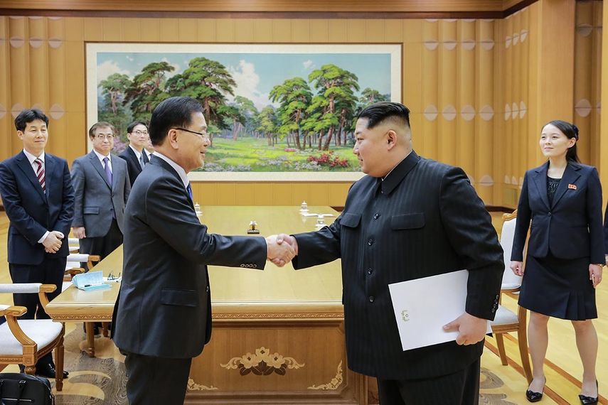 El líder de&nbsp;Corea&nbsp;del Norte Kim Jong-un (der.) saluda al jefe de la Oficina de Seguridad Nacional de&nbsp;Corea&nbsp;del Sur Chung Eui-yong (izq.) antes de una reunión en Pyongyang este 5 de marzo de 2018.