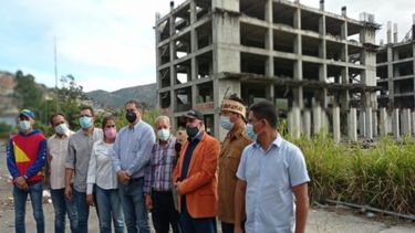 Diputados de la Asamblea Nacional (AN) legítima denuncian corrupción por parte del régimen de Nicolás Maduro en las obras inconclusas de un hospital en Caracas, Venezuela.