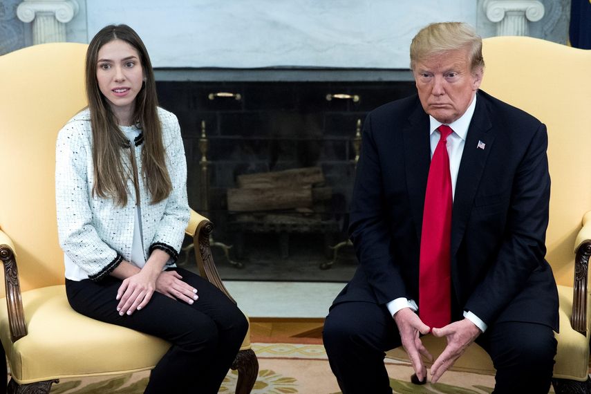 El presidente Donald Trump (der.) se reúne este 27 de marzo de 2019 con Fabiana Rosales, esposa del presidente encargado de Venezuela, Juan Guaidó, en el Despacho Oval de la Casa Blanca, en Washington.