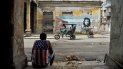 Un hombre vestido con una camiseta sin mangas con un diseño de la bandera de Estados Unidos descansa en La Habana el 21 de octubre de 2020, en medio de la pandemia del nuevo coronavirus COVID-19. Un hombre vestido con una camiseta sin mangas con un diseño de la bandera de Estados Unidos descansa en La Habana el 21 de octubre de 2020, en medio de la pandemia del nuevo coronavirus COVID-19.