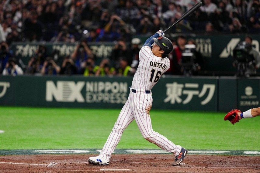 Shohei Ohtani, de Japón, consume su turno al bate durante un juego del Clásico Mundial de Béisbol.
