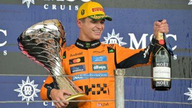 El piloto británico Lando Norris, de McLaren, celebra con el trofeo luego de ganar el Gran Premio de Brasil, el 9 de noviembre de 2025.