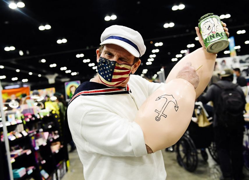 Un cosplayer vestido como Popeye posa en la Comic Con de Los Ángeles 2021 en el Centro de Convenciones de Los Ángeles el 3 de diciembre de 2021 en Los Ángeles, California.&nbsp;